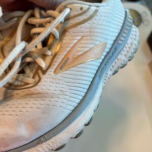 Brooks GTS Adrenaline 20 in whitish/grey with gold trim
